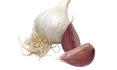 В чем польза чесночных масок для кожного покрова лица